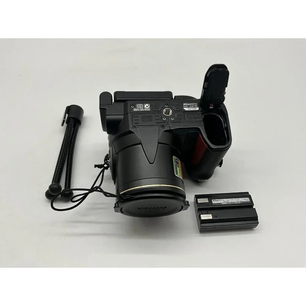 Nikon Coolpix 8700 8MP Digital Camera with 8x Optical Zoom (25515) With Charger